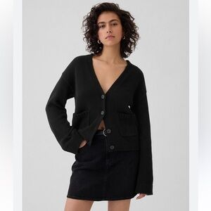 GAP Black Cardigan Sweater with Long Sleeves and Cropped Style Medium NEW
